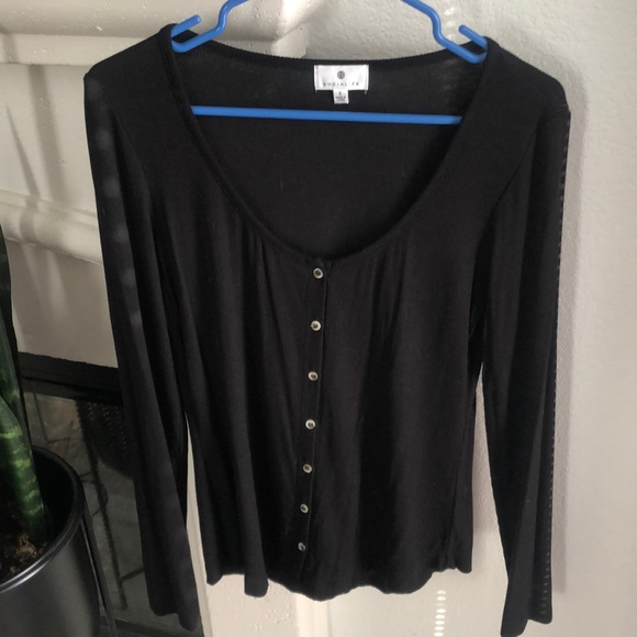 Socialite Button Front Top - Picture 4 of 8